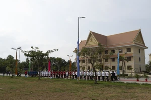 Lễ trao tặng Huân chương Hữu nghị được tổ chức tại Bộ Tư lệnh Lục quân, Phnom Penh. (Ảnh: NGUYỄN HIỆP)