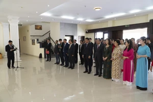 Lễ kỷ niệm Ngày sinh Chủ tịch Hồ Chí Minh được tổ chức trong khuôn viên Đại sứ quán Việt Nam ở Phnom Penh, Campuchia.