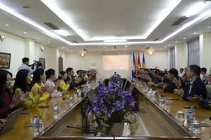 Đoàn Bộ Văn hóa, Thể thao và Du lịch thăm Đại sứ quán Việt Nam tại Phnom Penh. Campuchia.