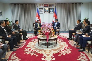 Đoàn Đại sứ quán Việt Nam và các cơ quan bên cạnh đến chúc mừng Bộ Ngoại giao và Hợp tác quốc tế Campuchia nhân dịp kỷ niệm 57 năm Ngày thiết lập quan hệ ngoại giao giữa hai nước.