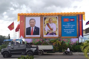 Ảnh chân dung Chủ tịch nước Tô Lâm và Quốc vương Preah Bat Samdech Preah Boromneath Norodom Sihamoni trên một đường phố ở Thủ đô Phnom Penh. (Ảnh NGUYỄN HIỆP) 