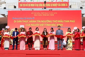 Các đại biểu cắt băng khai mạc chuyên đề trưng bày.