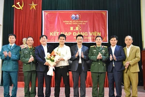 Chi bộ thôn Phú Dư, xã Quỳnh Phú, huyện Gia Bình tổ chức kết nạp đảng viên mới là các công dân sẵn sàng nhập ngũ năm 2024. ( ẢNH: BẢO ANH)