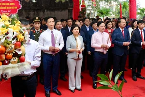 Các đồng chí lãnh đạo tỉnh dâng hương tại Văn Miếu-Bắc Ninh.