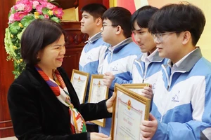 Chủ tịch Ủy ban nhân dân tỉnh Bắc Ninh trao bằng khen tặng các em học sinh có thành tích xuất sắc.