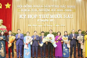 Lãnh đạo tỉnh Bắc Ninh tặng hoa chúc mừng các đồng chí được miễn nhiệm và bầu bổ sung tại Kỳ họp thứ 16 Hội đồng nhân dân tỉnh.