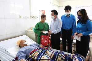 Liên đoàn lao động tỉnh Bắc Ninh và huyện Tiên Du tới thăm, động viên công nhân bị tai nạn.