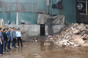 Lực lượng chức năng huyện Tiên Du kiểm tra tại một doanh nghiệp sản xuất giấy trong cụm công nghiệp Phú Lâm.