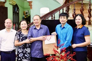 Đoàn công tác thăm, tặng quà động viên gia đình anh Đàm Phương Hiến bị tai nạn lao động.