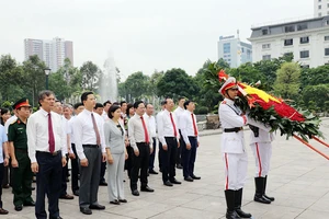 Đoàn đại biểu tỉnh dâng vòng hoa tưởng niệm các anh hùng liệt sĩ.