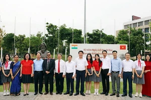 Ngài Phó Đại sứ Ấn Độ tại Việt Nam (thứ 6 từ trái qua) chụp ảnh lưu niệm cùng các đại biểu.