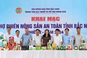 Các đại biểu ấn nút khai mạc Chợ phiên Nông sản an toàn tỉnh Bắc Ninh.