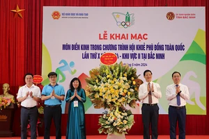 Lãnh đạo tỉnh Bắc Ninh tặng hoa chúc mừng Lễ khai mạc.
