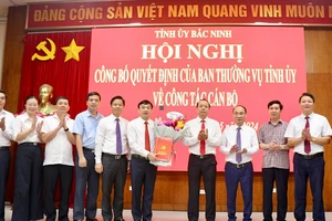 Các đại biểu tặng hoa chúc mừng Trưởng ban Tuyên giáo Tỉnh ủy Bắc Ninh.