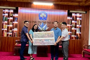 Sở Giáo dục và Đào tạo tỉnh Bắc Ninh đón nhận ấn phẩm đặc biệt của Báo Nhân Dân.