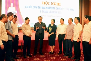 Các đồng chí lãnh đạo Ban Tổ chức Trung ương, Bí thư Tỉnh ủy Bắc Ninh trao đổi cùng các đại biểu tham dự hội nghị.