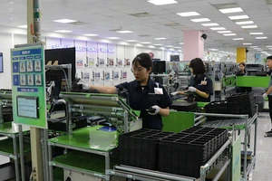 Công nhân sản xuất linh kiện bán dẫn tại nhà máy Samsung Electronics Việt Nam ở Bắc Ninh.