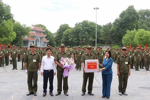 Lãnh đạo tỉnh Bắc Ninh tặng quà Lực lượng tham gia bảo vệ an ninh, trật tự ở cơ sở tại huyện Tiên Du.