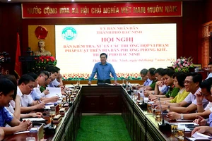 Thành phố Bắc Ninh tổ chức hội nghị bàn kiểm tra, xử lý các trường hợp vi phạm pháp luật trong hoạt động sản xuất, kinh doanh, giải quyết tình trạng ô nhiễm môi trường trên địa bàn phường Phong Khê.