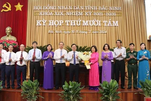 Các đồng chí lãnh đạo tỉnh Bắc Ninh tặng hoa, chúc mừng đồng chí Nguyễn Hương Giang đã hoàn thành xuất sắc nhiệm vụ trên cương vị Chủ tịch Ủy ban nhân dân tỉnh.