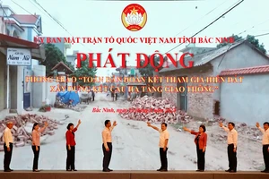 Các đại biểu ấn nút phát động phong trào “Toàn dân đoàn kết tham gia hiến đất xây dựng kết cấu hạ tầng giao thông”.