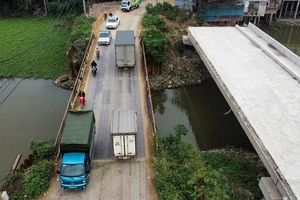 Nước sông dâng cao, Bắc Ninh cấm lưu thông qua cầu tạm cầu Nét.