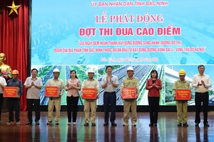 Lãnh đạo tỉnh Bắc Ninh tặng quà, động viên các đơn vị thi công.