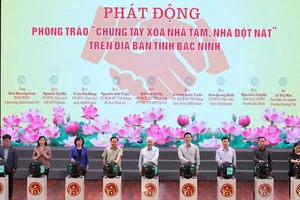 Các đại biểu nhấn nút phát động phong trào "Chung tay xóa nhà tạm, nhà dột nát" trên địa bàn tỉnh Bắc Ninh.