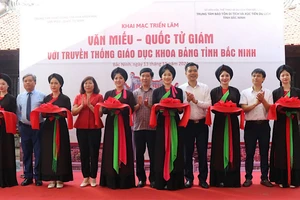 Các đại biểu cắt băng khai mạc Triển lãm “Văn Miếu-Quốc Tử Giám với truyền thống giáo dục khoa bảng tỉnh Bắc Ninh”.