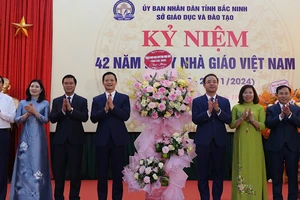 Lãnh đạo tỉnh Bắc Ninh tặng hoa chúc mừng kỷ niệm 42 năm ngày Nhà giáo Việt Nam.