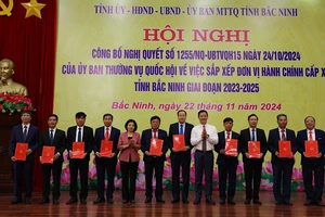 Lãnh đạo tỉnh Bắc Ninh trao Nghị quyết của Ủy ban Thường vụ Quốc hội tới các xã, phường, thị trấn.