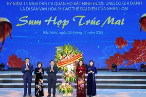 Phó Chủ tịch Quốc hội Nguyễn Thị Thanh tặng lẵng hoa chúc mừng 15 năm Dân ca Quan họ Bắc Ninh được UNESCO vinh danh.