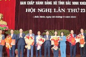 Thường trực Tỉnh ủy Bắc Ninh tặng hoa chúc mừng các đồng chí vừa được Ban chấp hành Trung ương Đảng chỉ định tham gia Ban chấp hành Đảng bộ tỉnh Bắc Ninh nhiệm kỳ 2020-2025.