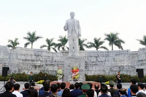 Tượng đài đồng chí Ngô Gia Tự tại quê hương, phường Tam Sơn, thành phố Từ Sơn, Bắc Ninh.