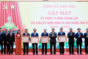 Bí thư Tỉnh ủy Phú Thọ trao tặng Huân chương Độc lập hạng Nhì cho các ban xây dựng Đảng và Văn phòng Tỉnh ủy.