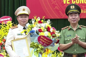 Thượng tướng Trần Quốc Tỏ trao Quyết định và tặng hoa chúc mừng tân Giám đốc Công an Phú Thọ Nguyễn Minh Tuấn.