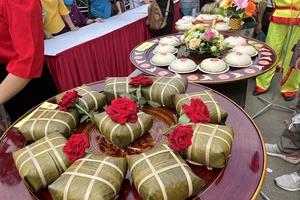 Tục làm bánh chưng, bánh dày trở thành nét đẹp truyền thống không thể thiếu trong các ngày lễ, Tết của dân tộc Việt Nam.