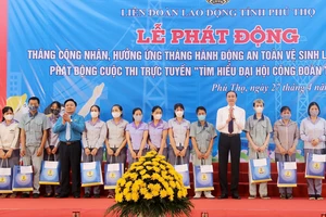 Lãnh đạo tỉnh Phú Thọ trao quà cho đoàn viên, công nhân lao động có hoàn cảnh khó khăn.