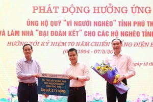 Lãnh đạo tỉnh Phú Thọ tặng hoa và nhận biểu trưng của các đơn vị ủng hộ quỹ.