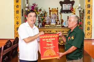 Bí thư Tỉnh ủy Phú Thọ Bùi Minh Châu thăm hỏi, tặng quà thương, bệnh binh huyện Thanh Thủy.
