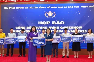 Ban tổ chức nhận biểu trưng tài trợ cho chương trình của các đơn vị, doanh nghiệp.