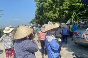 Nhiều người dân phường Minh Nông tụ tập ngăn cản đoàn công tác cắm mốc giới để bảo vệ tài nguyên khoáng sản.