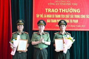 Lãnh đạo Công an tỉnh Phú Thọ trao thưởng cho Phòng An ninh điều tra và Phòng An ninh kinh tế.