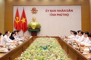 Chủ tịch Ủy ban nhân dân tỉnh Bùi Văn Quang làm việc với lãnh đạo Công ty TNHH Samsung Electronics Việt Nam. 