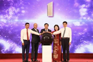 Các đại biểu thực hiện nghi thức tích hợp kênh truyền hình Phú Thọ trên nền tảng số Quốc gia.