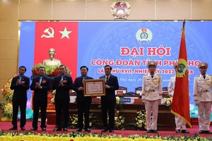 Bí thư Tỉnh ủy Phú Thọ Bùi Minh Châu trao Huân chương Lao động hạng Nhì cho Liên đoàn Lao động tỉnh Phú Thọ.