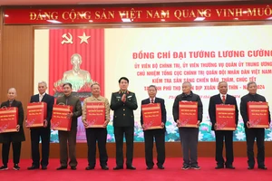 Đại tướng Lương Cường tặng quà cho các gia đình chính sách, người có công tiêu biểu trên địa bàn tỉnh.