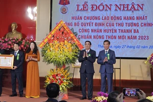 Bí thư Tỉnh ủy Phú Thọ Bùi Minh Châu tặng hoa và trao Quyết định đạt chuẩn nông thôn mới cho huyện Thanh Ba.
