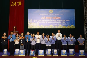 Lãnh đạo tỉnh Phú Thọ trao quà cho công nhân, người lao động có hoàn cảnh khó khăn.