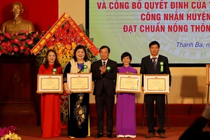 Lãnh đạo tỉnh Phú Thọ trao Bằng khen của Ủy ban nhân dân tỉnh cho các cá nhân có nhiều đóng góp trong xây dựng nông thôn mới.